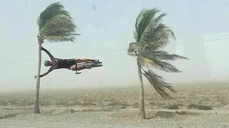 Ciclişti luaţi de vânt, cu tot cu biciclete. Imagini apocaliptice din timpul unei curse VIDEO