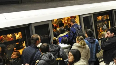 Probleme la metrou. Circulaţia pe M2 a fost întreruptă timp de o oră şi jumătate VIDEO