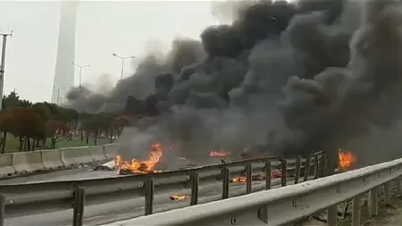 Istanbul: Un elicopter a lovit un turn de televiziune, apoi s-a prăbuşit pe şosea. Cinci persoane au murit VIDEO