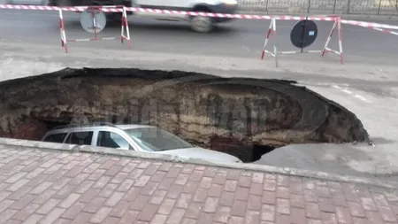 Traficul greu, cauza probabilă a surpării asfaltului pe DN2, într-o parcare din Râmnicu Sărat