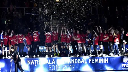 CSM Bucureşti a primit trofeul de campioană. Este al treilea titlul consecutiv cucerit de handbaliste