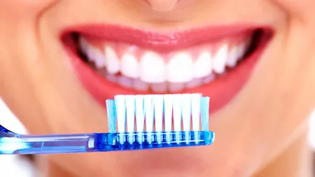 O infecţie a gingiilor de care suferă 80% dintre români slăbeşte sistemul imunitar şi afectează sănătatea