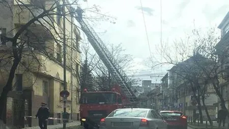 Un bărbat a ajuns la spital după ce i-a căzut în cap o bucată de tencuială