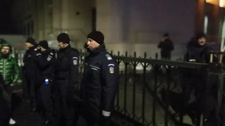 ACCIDENT la Guvern. O şoferiţă a intrat cu maşina în poarta Executivului trecând printre protestatari