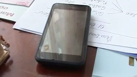 Hoţ de telefoane, surprins în acţiune de camerele de supraveghere dintr-un mall din Bucureşti VIDEO