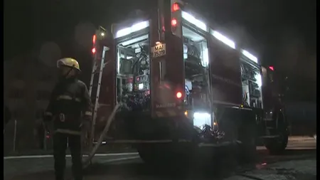 Incendiu violent, loc de joacă şi magazine făcute scrum