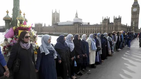 Lanţ uman, în amintirea victimelor atentatului din Londra