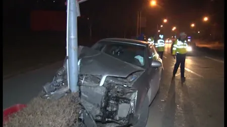 Accident în Piteşti. Un şofer a intrat cu maşina într-un stâlp VIDEO