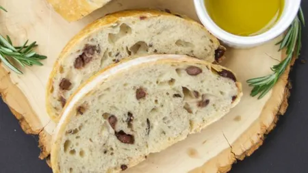 Pâine de casă cu rozmarin proaspăt şi măsline kalamata