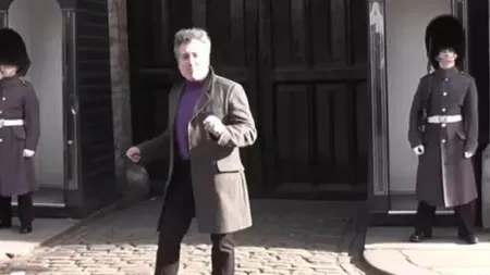 Un turist francez l-a făcut să urle pe un soldat din Garda Regală Britanică. Motivul este super-amuzant VIDEO