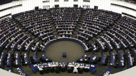 Parlamentul European ia în calcul amenzi sau reducerea fondurilor europene pentru sancţionarea statelor UE ce nu primesc refugiaţi