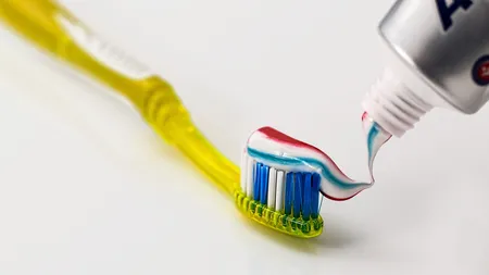 Te speli pe dinţi imediat după masă? Nu mai face niciodată greşeala asta uriaşă!