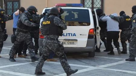 Percheziţii la traficanţii de droguri din Oradea. Poliţiştii au confiscat 205 pastile de ecstasy şi peste 600 de grame de cannabis