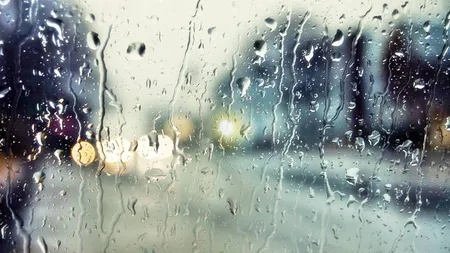 PROGNOZA METEO pe trei zile. Vremea se încălzeşte uşor, însă nu scăpăm de precipitaţii