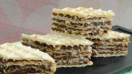 REŢETĂ: Prajitură delicioasă cu foi de napolitană