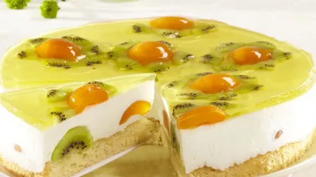 Tort cu sufleu de brânză şi fructe
