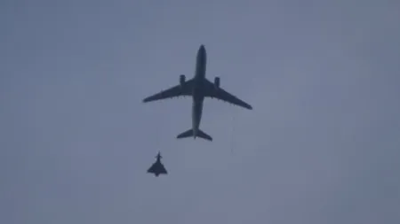 Un avion cargo care a decolat de la Bucureşti, escortat de avioane de luptă britanice şi belgiene
