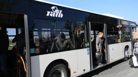 Un cărucior cu bebeluş, prins între uşile unui autobuz al RATB. Regia a demarat o anchetă