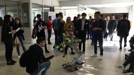 Invenţie revoluţionară a unor studenţi români. Au construit robotul care găteşte şi face curăţenie VIDEO