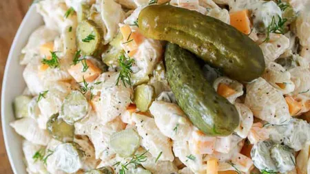 Salată de paste cu mărar şi castraveciori muraţi