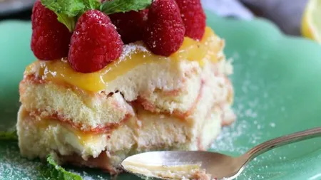 REŢETĂ PRĂJITURI: Tiramisu cu lămâie şi zmeură, o delicatesă italiană