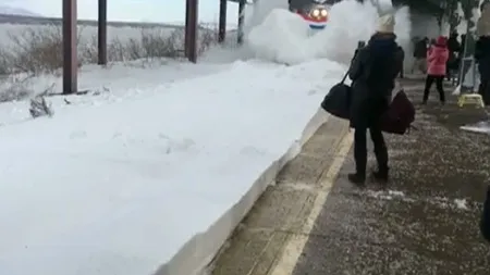 Un tren, sosit într-o gară din SUA, a creat o mică avalanşă din cauza şinelor care erau acoperite cu zăpadă VIDEO