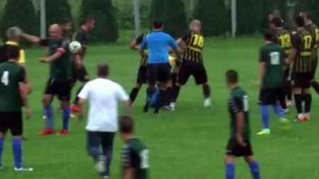 SCENE ŞOCANTE în fotbalul românesc. Femeie-arbitru, BĂTUTĂ cu bestialitate la un MECI