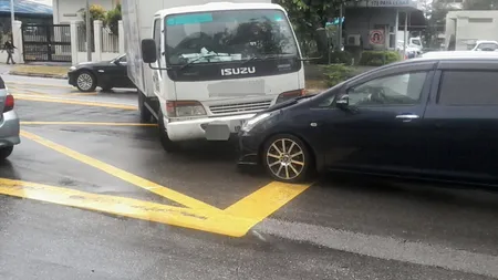 Bani păziţi cu arma pe şosea, în Mehedinţi. O maşină de valori a fost implicată într-un accident rutier