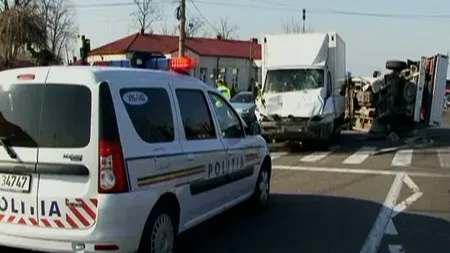 O dubă cu muncitori, răsturnată în Vrancea. Cinci persoane au fost rănite VIDEO