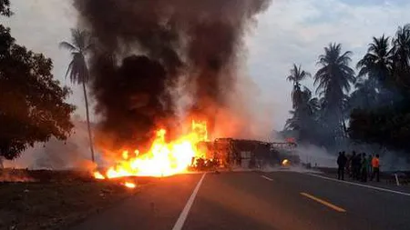CARNAGIU pe autostradă, în Mexic. O cisternă a explodat, cel puţin 24 de persoane şi-au pierdut viaţa VIDEO
