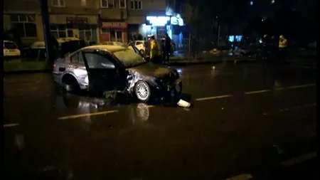 Accident din cauza vremii. Un tânăr a pierdut controlul volanului şi a sărit cu maşina peste scuarul dintre sensurile de mers