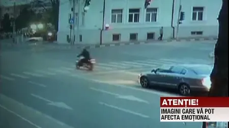 Accident grav, filmat de camerele de supraveghere. Un motociclist a fost spulberat de o maşină la semafor