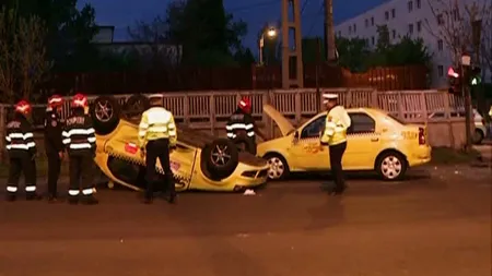 ACCIDENT în Capitală. Două taxiuri s-au ciocnit, o pasageră a ajuns la spital VIDEO