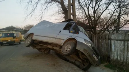 Accident grav în judeţul Iaşi. O fetiţă de cinci ani este în stare gravă, după ce maşina condusă de fratele de 15 ani s-a răsturnat