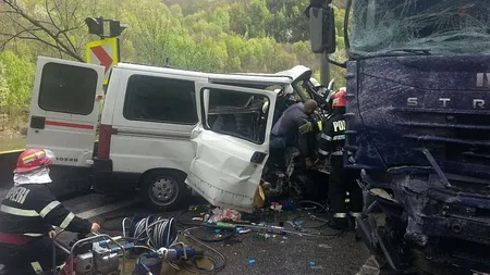 Accident teribil pe DN 7. O dubă a fost spulberată de un TIR, o persoană a murit pe loc