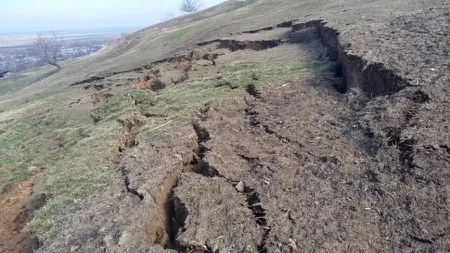 O nouă alunecare de teren la Galaţi: Primele clădiri sunt la 50 de metri distanţă, iar biserica este în pericol