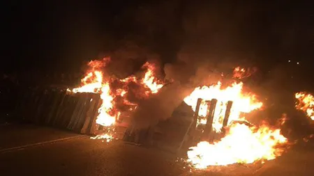 Revoltă la cea mai mare închisoare din Europa. Gardienii şi-au incendiat propriile baricade VIDEO