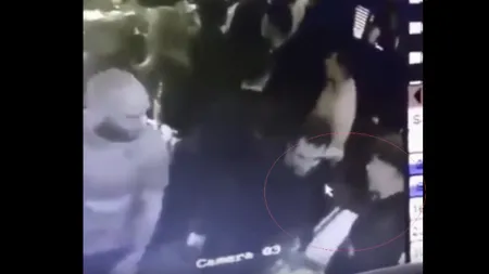 Fotbalist facut KO la ieşirea din bar imediat după meci. Camerele de supraveghere au surprins imaginile şocante