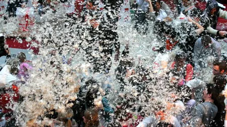 Bătaie cu perne în Piaţa Universităţii din Capitală. International Pillow Fight Day are loc simultan în peste 50 de ţări