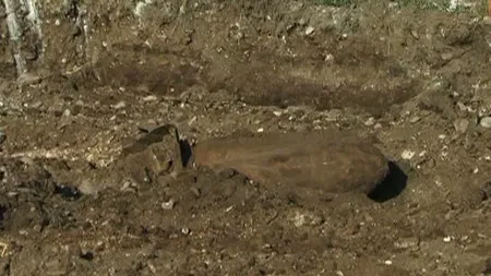 O bombă de aruncător, găsită pe câmp de un vasluian care ara