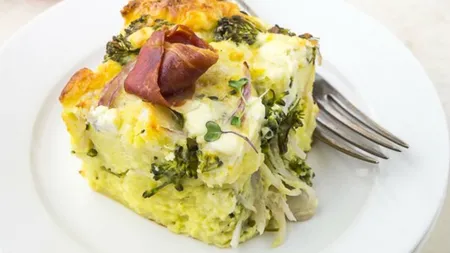 Budincă din pâine cu ouă şi brânză, ideală la cină