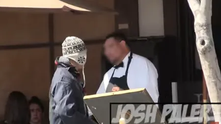 Un tânăr sărac a fost gonit de la restaurant. După o oră s-a întors, iar chelnerii au amuţit VIDEO