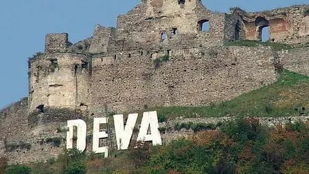 Un tânăr a murit după ce s-a împiedicat şi a căzut de pe un zid de la Cetatea Devei unde făcea fotografii