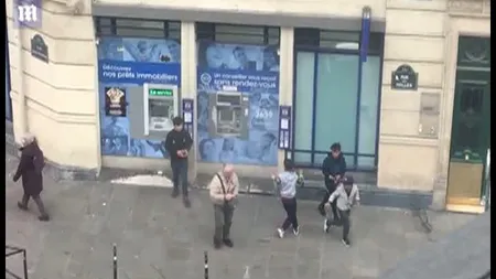 Scene incredibile în centrul Parisului. Mai mulţi copii de etnie romă, fugăriţi de un pensionar