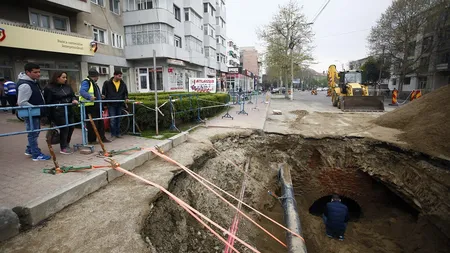 Groapa formată într-o parcare din Râmnicu Sărat, din imediata apropiere a DN2, a fost astupată temporar cu nisip