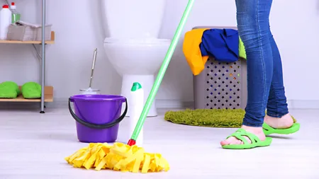 Trucuri să îţi cureţi baia cu substanţe naturale. Merită să le încerci