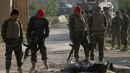 Atac armat al talibanilor asupra bazei din Afganistan: Numărul soldaţilor ucişi şi răniţi a ajuns la O SUTĂ