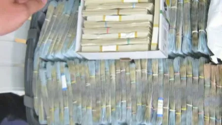 Geantă cu 14.000 de euro, găsită în faţa bisericii