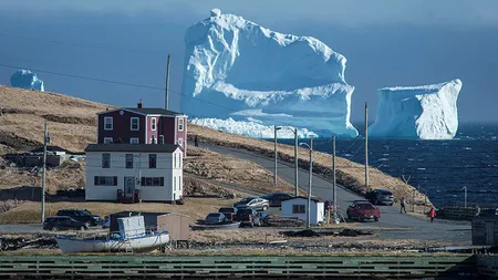 Imagine excepţională. Un iceberg gigantic s-a instalat lângă coastele Canadei FOTO şi VIDEO