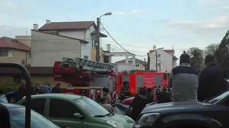 Incendiu VIOLENT într-un bloc din Constanţa. Zeci de persoane au fost evacuate